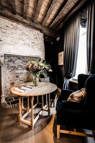 260091184 Luxury Boutique Hotel De Castillion