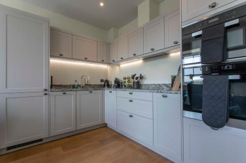Beautiful, modern apartment in Hope Place Bath, 1 Bedroom Luxury City Centre Apartment with Beautiful City Views, a stones throw from The Royal Crescent in Bath, Бат (фото 7)