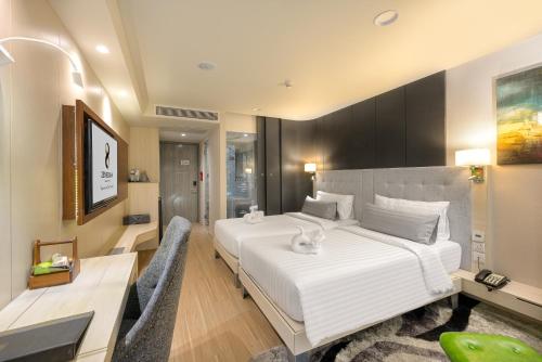 Deluxe Double or Twin Room with Balcony image 10