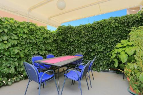 Apartments by the sea Makarska - 2630