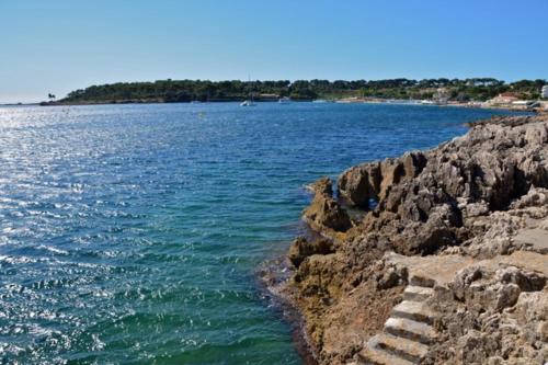 BNB RENTING Cap d'Antibes seafront direct access to the sea