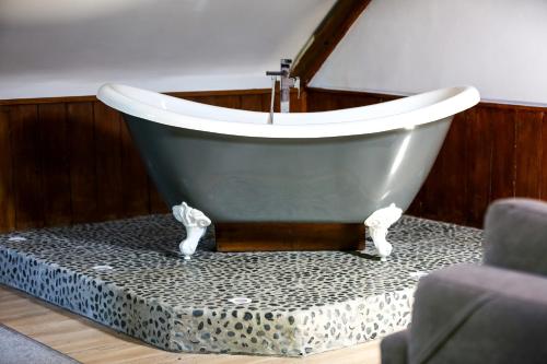 Fürdőszoba, Kingston Country Courtyard in Dorset