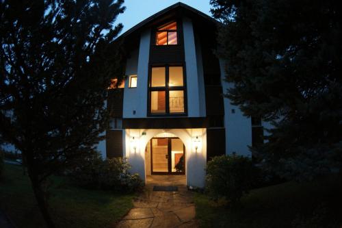 A szálláshely kívülről, HeidiHoliday geräumige Maisonette-Attica, Sauna & Panoramaterrasse - aufgewertet 2023 (HeidiHoliday-Jenins Grand Maisonette-Attika mit Office & Relax-Bereich, Aussenparkplatz & Garage, ge) in Landquart