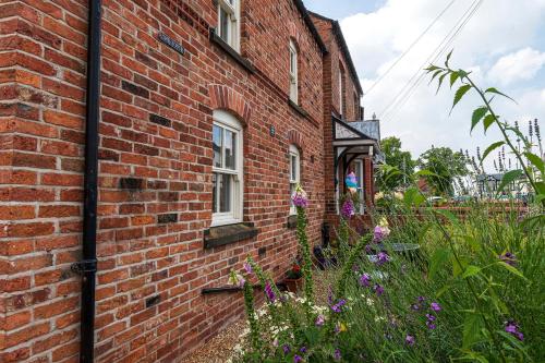 The Lodge - Luxury Cottage In The Pretty Village Of Holt, , Cheshire