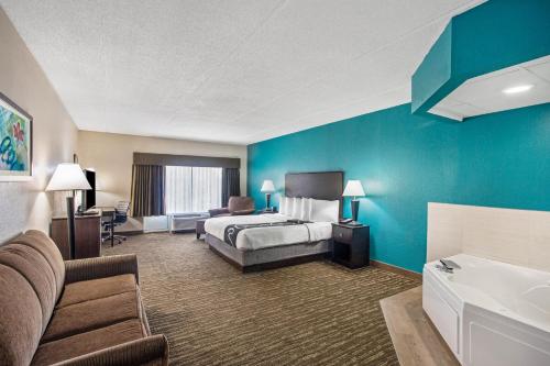 King Suite with Whirlpool and Sofa-Bed - Non Smoking image 3