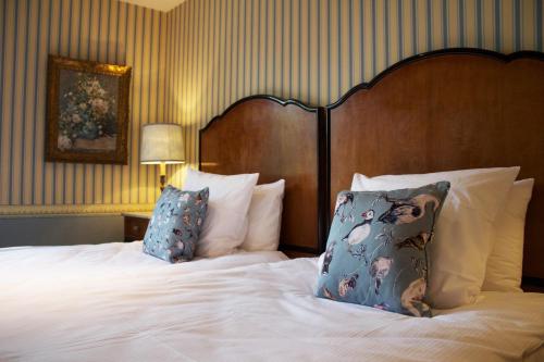 2 twin beds