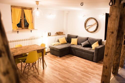 2 twin beds, 1 sofa bed