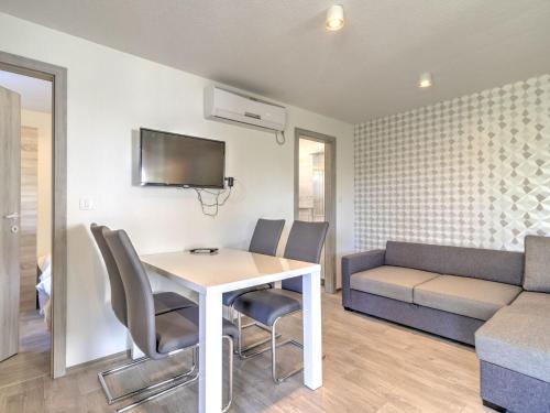 Splendid Mobile Home in Banjole with Swimming Pool - image 7