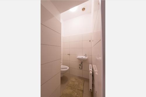 Charming Flat & Balcony near CentralStation Apt 5