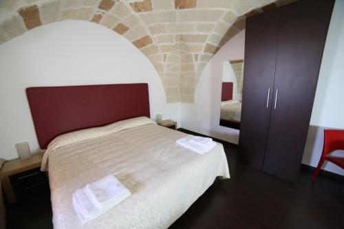 1 queen bed, 2 twin beds