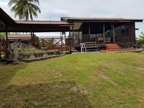 Kampong Style Homstay 10 meter To Beach