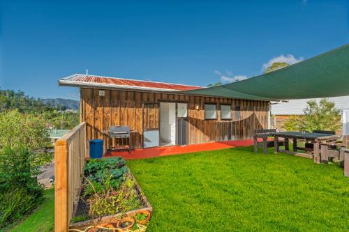 Ντους, Coastal Hill Retreat - Tairua Holiday Home in Ταϊρούα