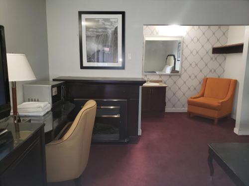 Niagara Falls Courtside Inn Room Type - Deluxe Family Suite