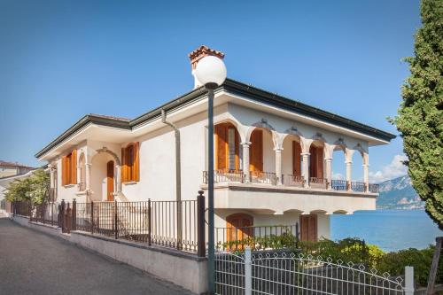  Villa Francesca-Grande appartamento in riva al lago in 37010 Brenzone sul Garda