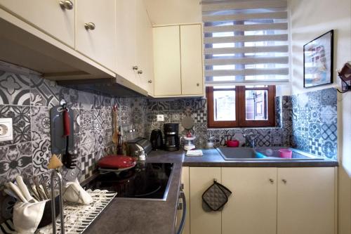 Kitchen, Chronis Family Villas in Krousonas
