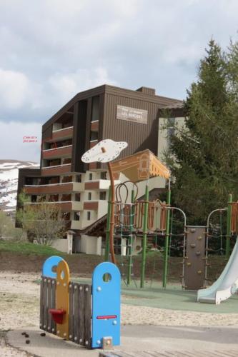 33m top floor flat - next to the sloap in a nice residence #AH8