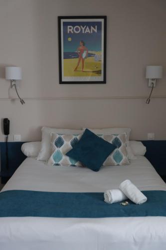 Un Hotel sur le Port Set in a prime location of La Rochelle, Axe Hôtel puts everything the city has to offer just outside your doorstep. The hotel offers a wide range of amenities and perks to ensure you have a great tim