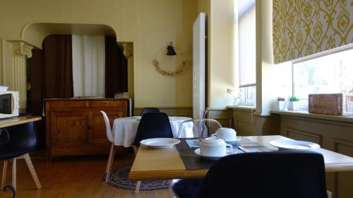 ห้องครัว, Cit'Hotel Les Alizes in ดีนาร์