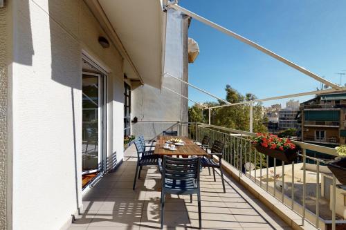 Penthouse of light @ Koukaki, Athens (photo 4)