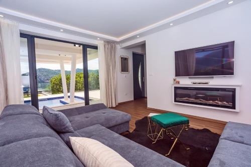 New and stylish Villa Bruna with 32sqm heated pool sauna billiard and media room - main image