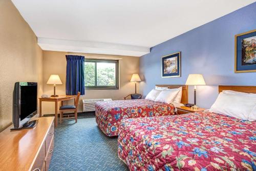 Super 8 by Wyndham Mahwah in Mahwah, USA
