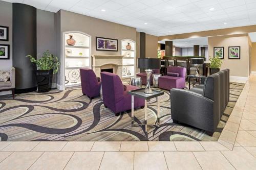 Lobby, La Quinta Inn & Suites by Wyndham Buena Park in Buena Park