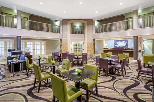 La Quinta Inn & Suites by Wyndham Tucson Airport image 6