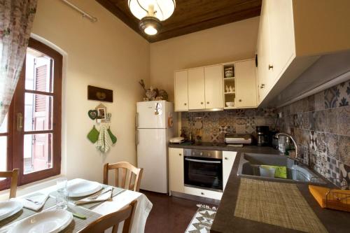 Kitchen, Chronis Family Villas in Krousonas
