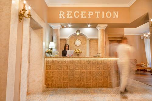Hotel Antique - image 2
