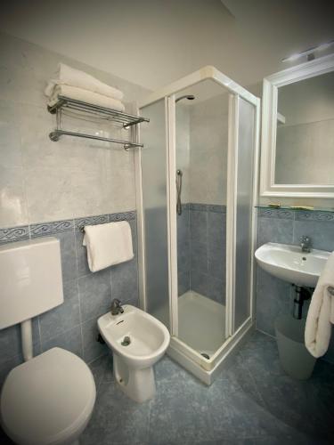 Double Room with Balcony image 3