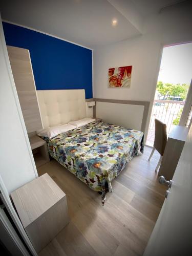 Economy Twin Room image 3