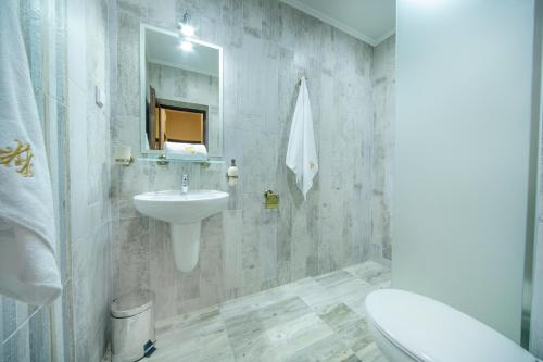 Hotel Antique - image 7