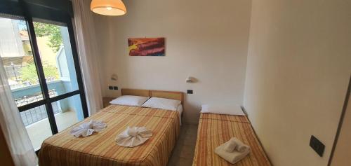 Triple Room with Balcony image 4