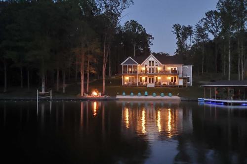 Waterfront Lake Anna Home with Dock Beach and Kayaks - main image