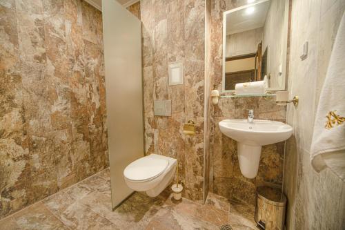 Hotel Antique - image 4