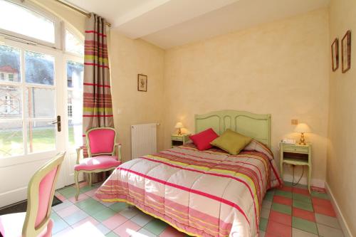 Hostellerie Du Chateau Les Muids Set in a prime location of La Ferte-Saint-Aubin, Hostellerie Du Château Les Muids puts everything the city has to offer just outside your doorstep. Offering a variety of facilities and services, the 