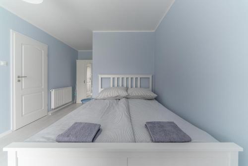 1 double bed, 1 twin bed
