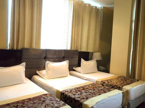 3 twin beds