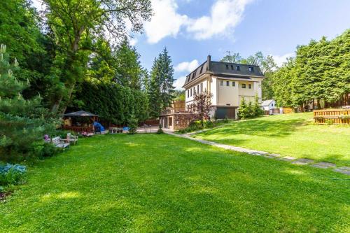 Garden, Penzion Kokorin Forest Villa in Harrachov