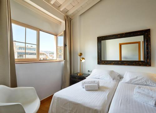 Penthouse Apartment with Terrace and Square Views image 9