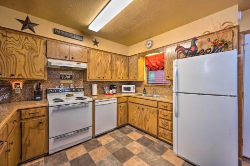 Broken Bow Cabin 3 Mi to Beavers Bend Marina! - image 9