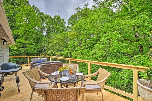 Renovated Highlands Cottage 3 Miles to Downtown! in Highlands, USA