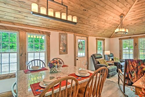 Renovated Highlands Cottage 3 Miles to Downtown! in Highlands, USA