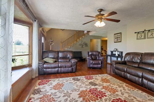 Tranquil Family Home w/ Yard, 14 Mi to Springfield in 斯普林菲爾德市中心