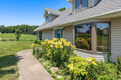 Tranquil Family Home w/ Yard, 14 Mi to Springfield in 斯普林菲爾德市中心
