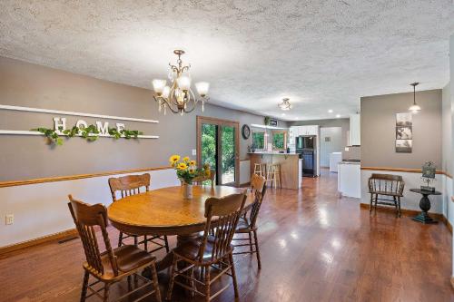 Tranquil Family Home w/ Yard, 14 Mi to Springfield in 斯普林菲爾德市中心