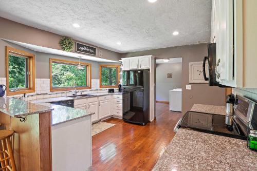 Tranquil Family Home w/ Yard, 14 Mi to Springfield in 斯普林菲爾德市中心