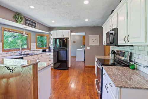 Tranquil Family Home w/ Yard, 14 Mi to Springfield in 斯普林菲爾德市中心