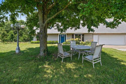 Tranquil Family Home w/ Yard, 14 Mi to Springfield in 斯普林菲爾德市中心