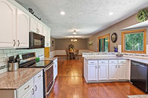 Tranquil Family Home w/ Yard, 14 Mi to Springfield in 斯普林菲爾德市中心